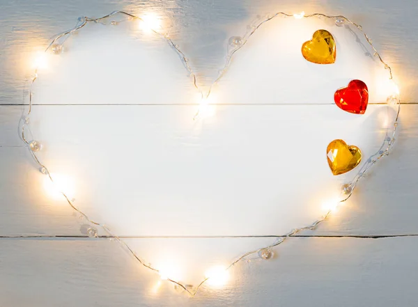 Fondo de San Valentín con corazones rojos y dorados y corazón de guirnalda amarilla con espacio para copias —  Fotos de Stock