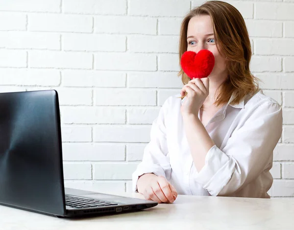 Šťastná Dívka Komunikuje Seznamce Životním Stylu Koncept Lásky Vztahů Online — Stock fotografie