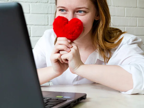 Šťastná Dívka Komunikuje Seznamce Životním Stylu Koncept Lásky Vztahů Online — Stock fotografie