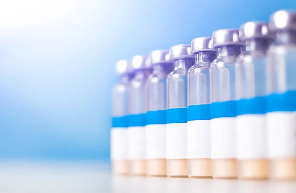 Frascos Para Injetáveis Vacina Com Rótulo Branco Uma Fileira Espaço — Fotografia de Stock