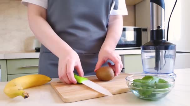 Chica Corta Cuchillo Kiwi Para Hacer Batidos — Vídeo de stock