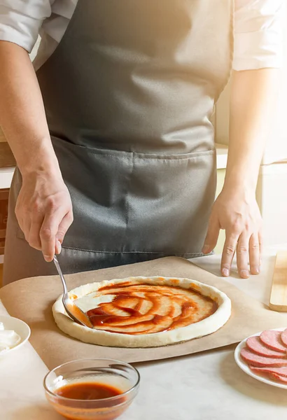 ピザ生地にトマトソースをかける — ストック写真