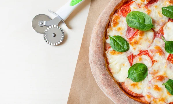 Läcker Pizza Ett Träbord Och Pizzakniv Med Kopieringsutrymme — Stockfoto