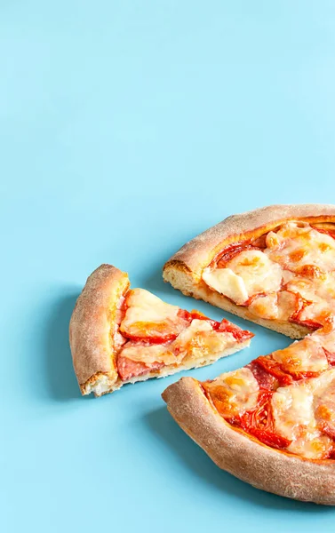 ピザとピザのスライスを青い背景に ファーストフードとコピースペース — ストック写真