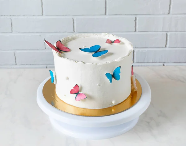 Pastel Cumpleaños Blanco Decorado Con Mariposas Azules Rojas — Foto de Stock