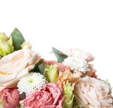 Beyaz arkaplanda izole edilmiş şenlikli çiçek bileşimi.