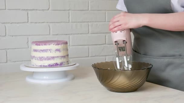 女の子ペストリーシェフホイップクリームミキサーでケーキのために — ストック動画