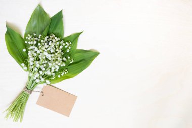 Çiçek buketi Vadi zambağı ve boş kağıt çarşaf üzerinde fotokopi alanı.