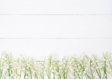 Ahşap yatay beyaz arka planda beyaz çiçekler