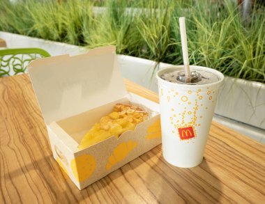 Kursk, Rusya - 28 Mayıs 2021: Poppy McCafe 'den elmalı turta ve Coca Cola