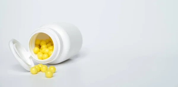 Gelbe Ascorbinsäure Tabletten Glas Und Liegen Auf Einem Weißen Tisch — Stockfoto