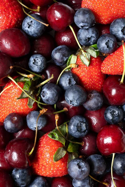 Viele Erdbeeren Kirschen Und Blaubeeren Saftige Sommer Hintergrund Mit Früchten — Stockfoto