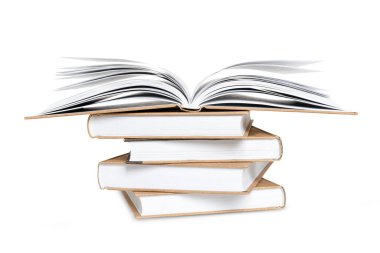 Beyaz arkaplanda izole edilmiş yüksek kitap yığını üzerinde uzanan açık kitap.