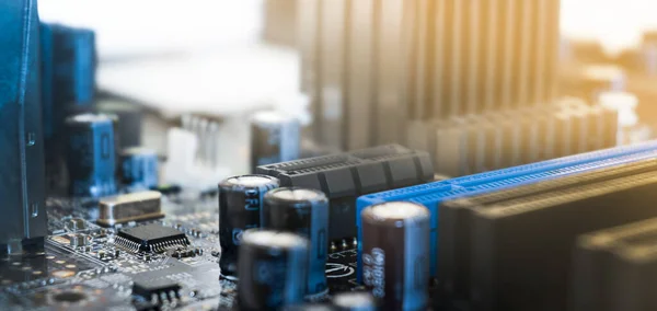 makro mikro devre. Elektronik şehir konsepti. Elektronik devre kartı kapanıyor.