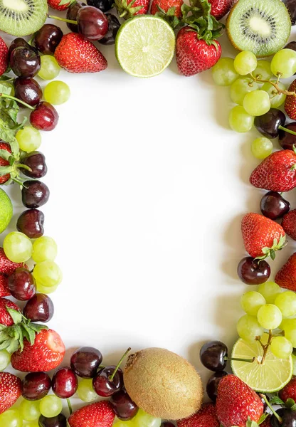 Rahmen Aus Saftigen Früchten Mit Kopierraum Erdbeeren Kirschen Kiwi Und — Stockfoto