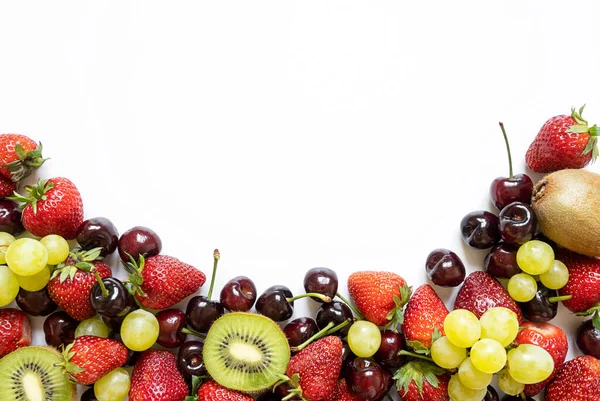 Horizontaler Rahmen Aus Saftigen Früchten Erdbeeren Kirschen Kiwi Limetten Und — Stockfoto