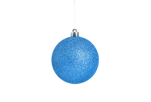 Bola de Navidad azul colgando aislado sobre fondo blanco — Foto de Stock