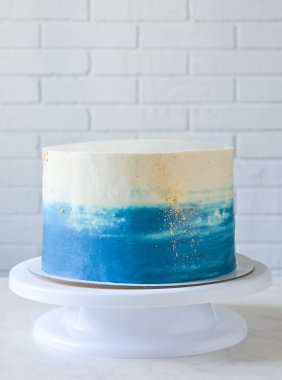 Süssüz kremalı doğum günü pastası. Pasta kremayla aynı hizada. Birinci adım pasta süslemesi. 5 adımdan 1 'i