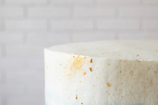 Crema blanca macro en el pastel. decoración de pastel con salpicaduras de oro — Foto de Stock