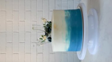 İzomalt kaseli pasta, böğürtlen, yapraklar ve yıldızlar stantta