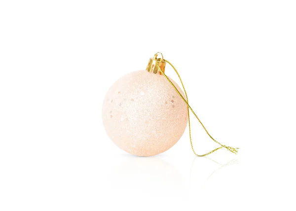 Bola de Natal leve com lantejoulas e uma corda dourada isolada em um fundo branco — Fotografia de Stock