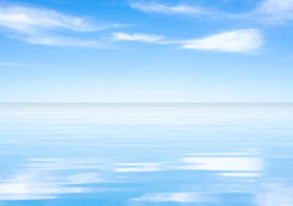 Céu Azul Nuvens Brancas Refletidas Água Mar Imagem De Stock