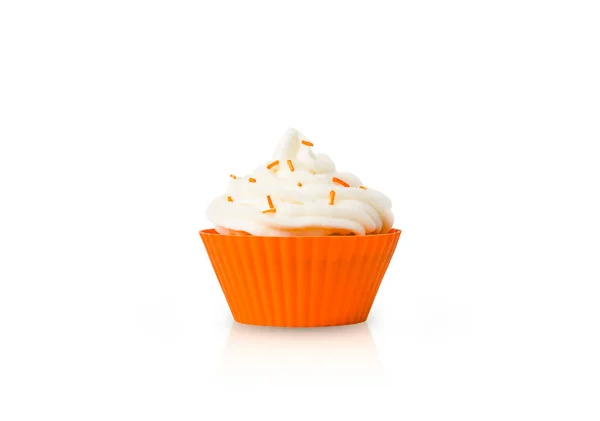 Cupcake med vit grädde i orange form isolerad på en vit bakgrund — Stockfoto