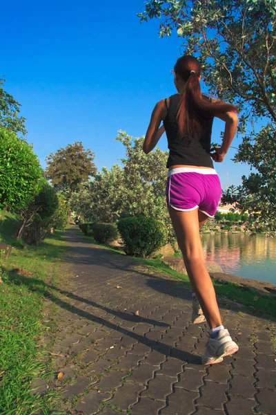 Jovem mulher correndo no parque — Fotografia de Stock