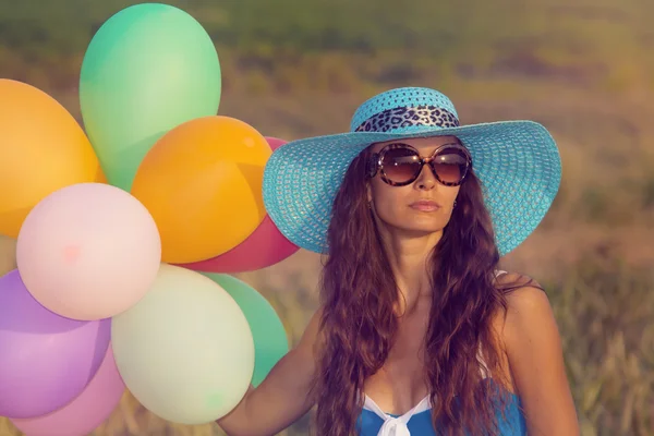 La chica con globos. Estilo vintage —  Fotos de Stock