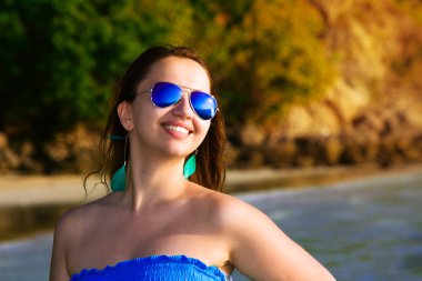 Yansıma bir denizin GILS'ın güneş gözlüğü