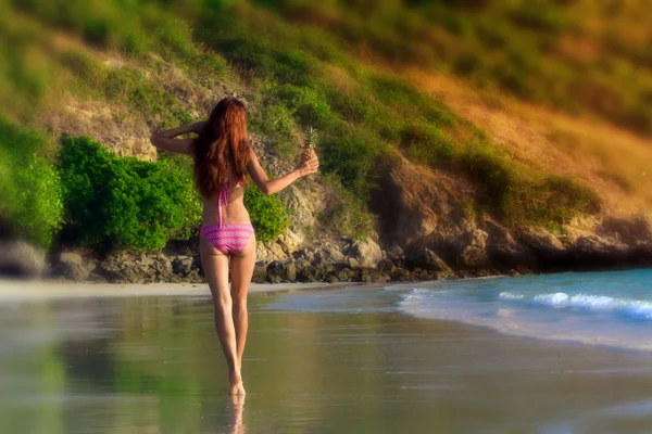 Mujer joven despertando a lo largo de una playa de arena — Foto de Stock