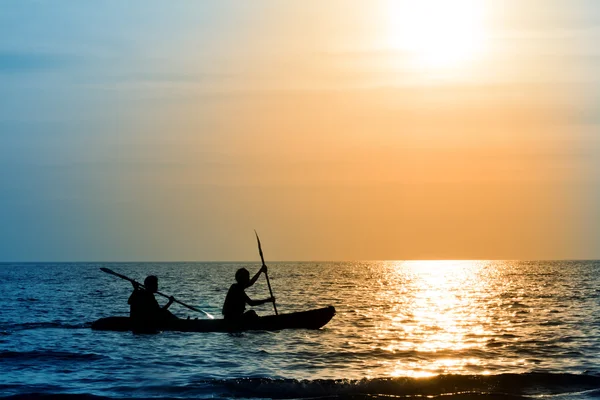 La silhouette della barca a remi — Foto Stock