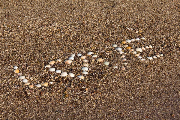 Parola d'amore fatta da conchiglie di mare sulla sabbia — Foto Stock