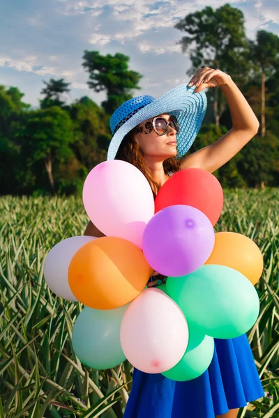 Het meisje met ballonnen. Vintage stijl — Stockfoto