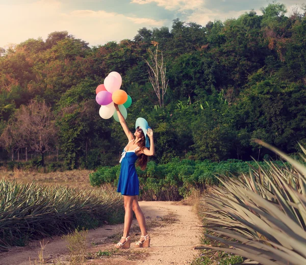 La chica con globos. Estilo vintage —  Fotos de Stock