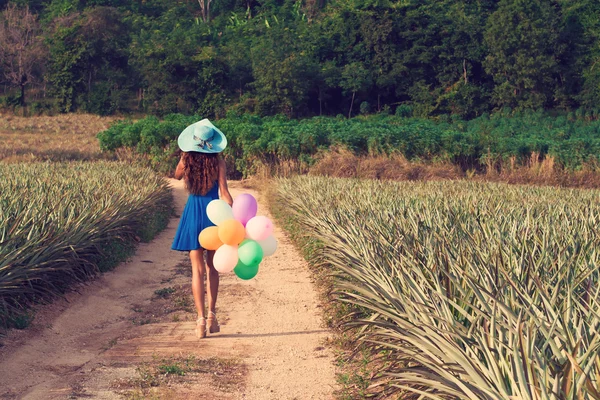 Het meisje met ballonnen. Vintage stijl — Stockfoto