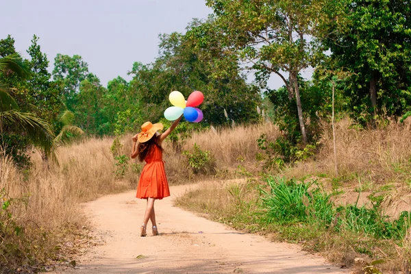 Balonlar genç kadınla — Stok fotoğraf