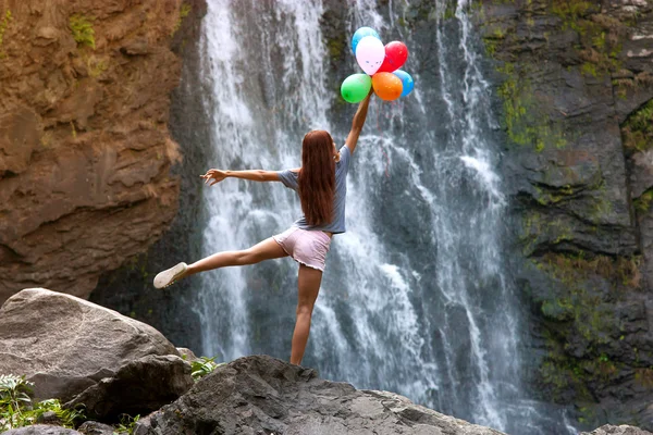 用气球瀑布为背景的女人 — 图库照片