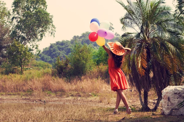 La mujer con globos. Filtro Vintage —  Fotos de Stock