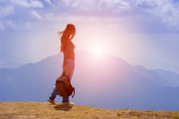 Woman Traveler with Backpack looking at mountain landscape and sky — Stock Photo, Image