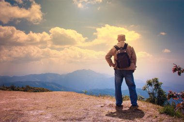 Adam Traveler dağ üstünde sırt çantası ile