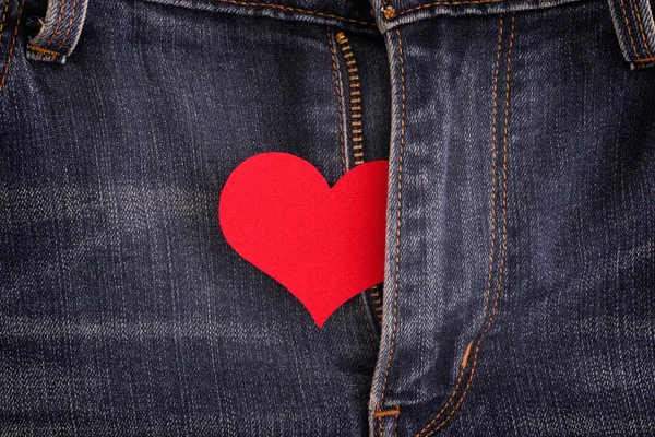 Corazón de papel rojo aparece en jeans volar —  Fotos de Stock