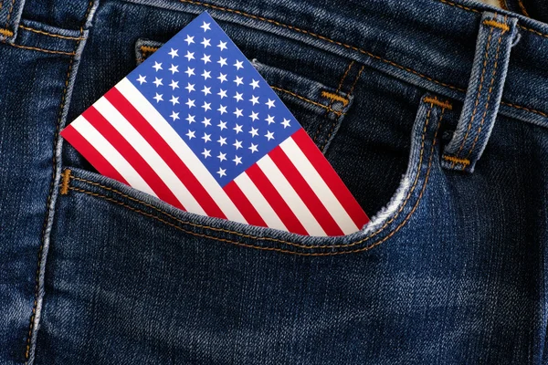 Bandera americana en un bolsillo de vaqueros azules —  Fotos de Stock