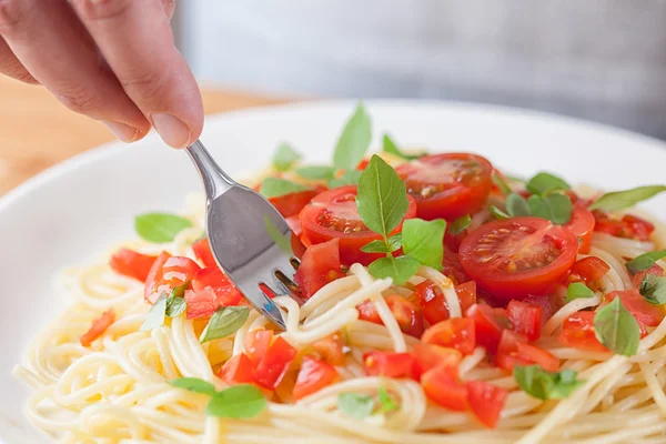 Spaghetti with tomatoes and basel — Stock Photo, Image