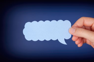 Mavi konuşma balonu tutan kadın el