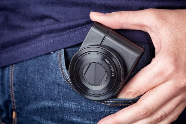 Persoon nemend een pocket camera uit eigen zak — Stockfoto