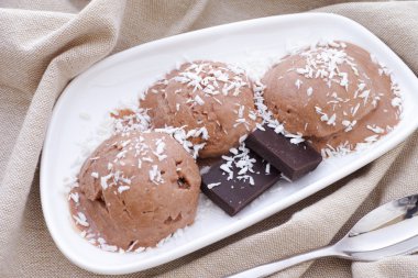 Vegan çikolatalı dondurma üç kaşık toz