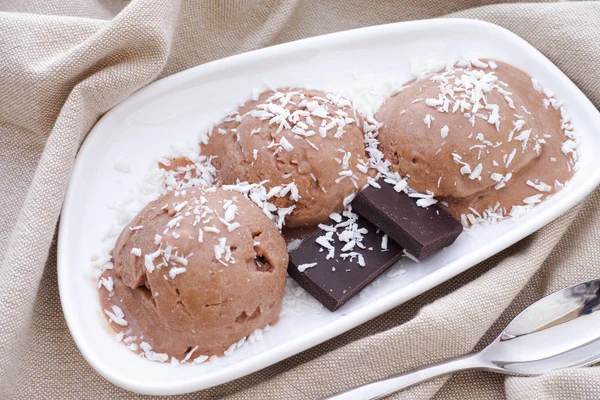 Três colheres de sorvete de chocolate vegan — Fotografia de Stock