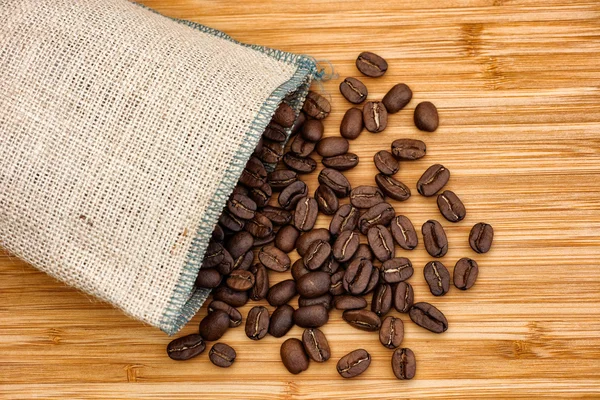 バーラップ袋からこぼれ出るほどのコーヒー豆 — ストック写真