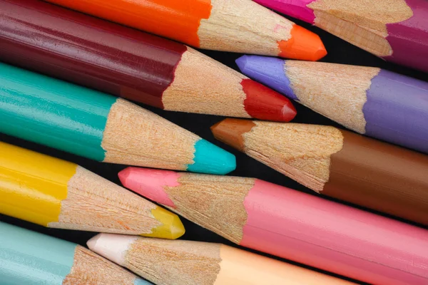 Fargede blyanter i umiddelbar nærhet – stockfoto